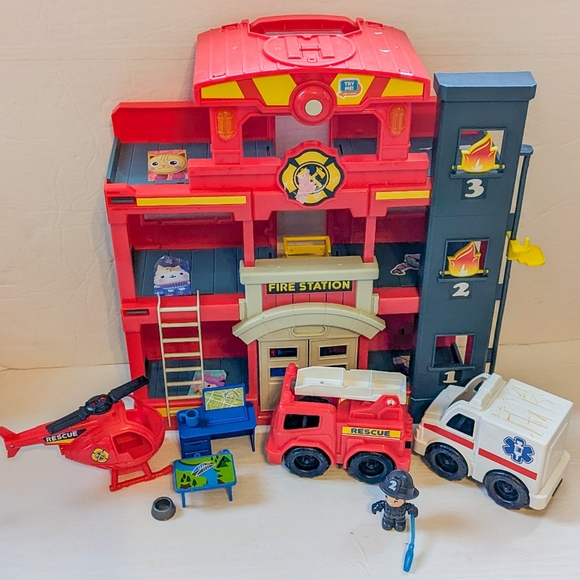 Kid Connection Fire Station, Vehicles and Accessories - Picture 2 of 10